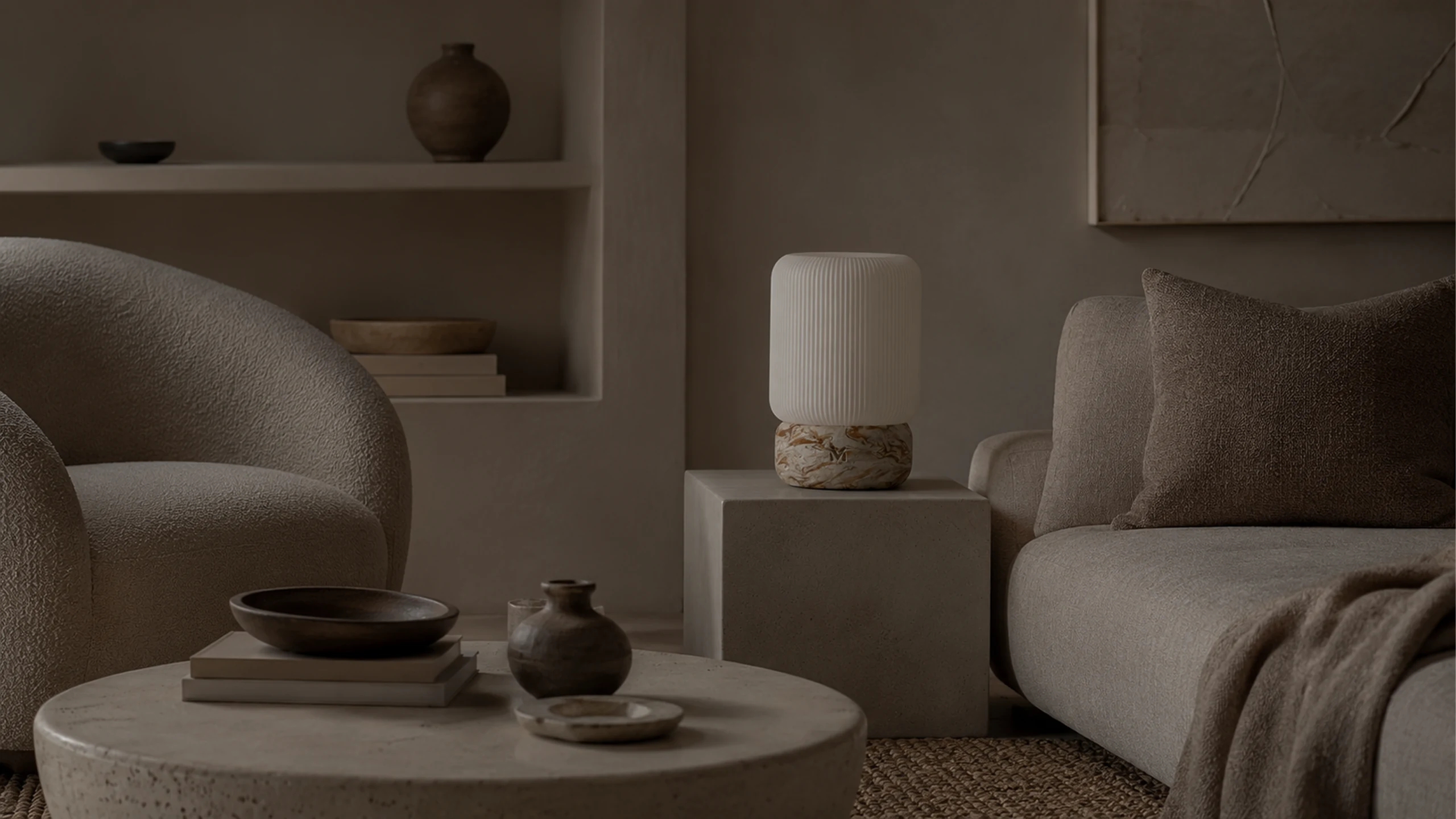 Movuva Tun masa lambasının kapalı halde minimal yaşam alanındaki görünümü